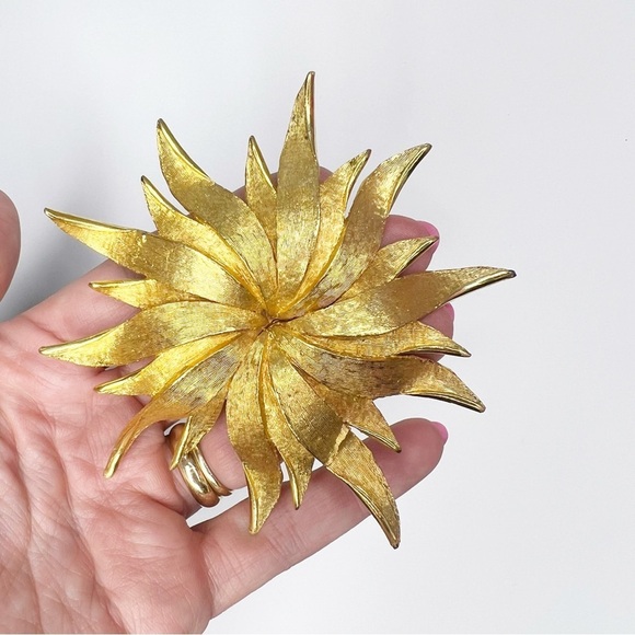 Vintage Designer Rare Hattie Carnegie Sunburst Gold Tone Brooch Retro - Picture 13 of 15